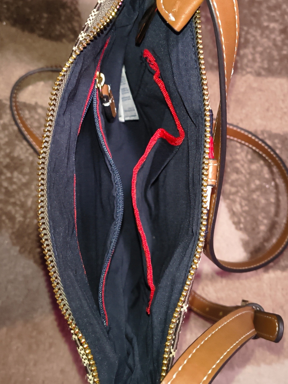 ๐Tommy Hilfiger Jaden Plus crossbody bag - Picture 7 of 9